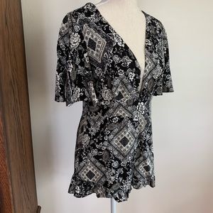 🌵Cute black & white floral romper, size small 🌵